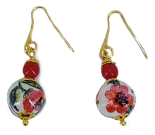 Carica l'immagine nel visualizzatore di Gallery, Orecchini a forma di pallina e corallo