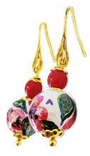 Carica l'immagine nel visualizzatore di Gallery, Orecchini a forma di pallina e corallo