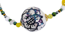 Load image into Gallery viewer, Collana lunga con decoro floreale bianco e nero e api