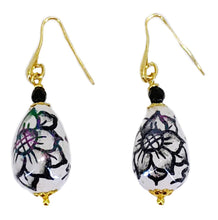 Carica l'immagine nel visualizzatore di Gallery, Orecchini a forma di goccia decoro margherita in bianco e nero