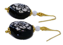 Carica l'immagine nel visualizzatore di Gallery, Orecchini a forma di pallina schiacciata margherita bianco e nero
