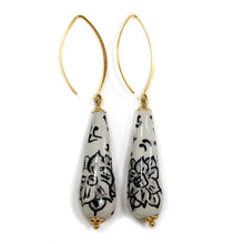 Carica l'immagine nel visualizzatore di Gallery, Orecchini a forma di goccia con design floreale (B/N)