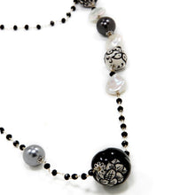 Carica l'immagine nel visualizzatore di Gallery, Collana lunga con disegno floreale in bianco e nero