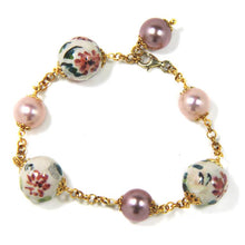 Carica l'immagine nel visualizzatore di Gallery, Bracciale con ceramica dipinta a mano con fiore rosa.