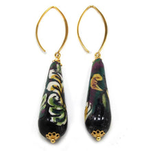 Carica l'immagine nel visualizzatore di Gallery, Orecchini a forma di goccia design Caltagirone nero