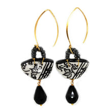 Carica l'immagine nel visualizzatore di Gallery, Orecchini a forma di coffa in bianco e nero