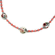 Carica l'immagine nel visualizzatore di Gallery, Collana girocollo con disegno floreale rosa e corallo