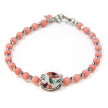 Carica l'immagine nel visualizzatore di Gallery, Bracciale con ceramica dipinta a mano e corallo