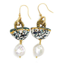 Carica l'immagine nel visualizzatore di Gallery, Orecchini a forma di coffa disegno floreale blu