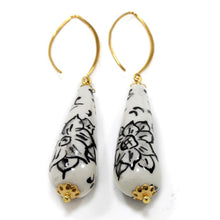 Carica l'immagine nel visualizzatore di Gallery, Orecchini a forma di goccia con design floreale (B/N)