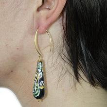 Carica l'immagine nel visualizzatore di Gallery, Orecchini a forma di goccia design Caltagirone nero