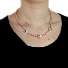 Carica l'immagine nel visualizzatore di Gallery, Collana girocollo con disegno floreale rosa e corallo