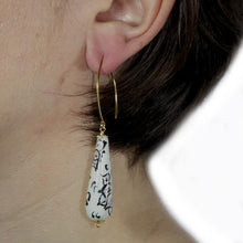 Carica l'immagine nel visualizzatore di Gallery, Orecchini a forma di goccia con design floreale (B/N)