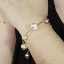 Carica l'immagine nel visualizzatore di Gallery, Bracciale con ceramica dipinta a mano con fiore rosa.