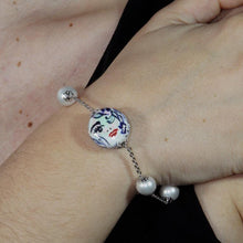 Carica l'immagine nel visualizzatore di Gallery, Bracciale in argento con ceramica faccina blu.