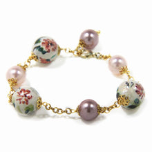 Carica l'immagine nel visualizzatore di Gallery, Bracciale con ceramica dipinta a mano con fiore rosa.