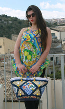 Carica l'immagine nel visualizzatore di Gallery, TOP PER DONNA PIASTRELLE LIMONE/MELOGRANO IN RASO DI COTONE 100% CON STAMPE ARTISTICHE CHE NASCONO DA QUADRI.