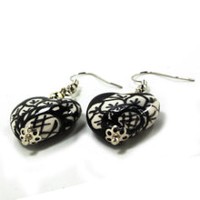 Load image into Gallery viewer, Heart-shaped earrings (black & white)