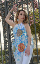 Carica l'immagine nel visualizzatore di Gallery, TOP PER DONNA PIATTI AZZURRO IN RASO DI COTONE 100% CON STAMPE ARTISTICHE CHE NASCONO DA QUADRI.