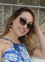 Carica l'immagine nel visualizzatore di Gallery, Orecchini a forma di coffa disegno floreale blu