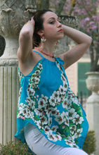 Carica l'immagine nel visualizzatore di Gallery, TOP PER DONNA FIORI DI MANDORLO IN RASO DI COTONE 100% CON STAMPE ARTISTICHE CHE NASCONO DA QUADRI.