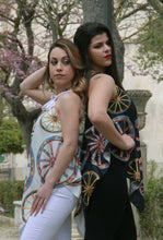 Carica l'immagine nel visualizzatore di Gallery, TOP PER DONNA RUOTE BIANCO IN RASO DI COTONE 100% CON STAMPE ARTISTICHE CHE NASCONO DA QUADRI.