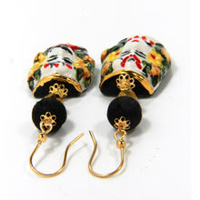 Carica l'immagine nel visualizzatore di Gallery, Orecchini con testa di Caltagirone (bianco e nero)