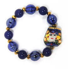 Carica l'immagine nel visualizzatore di Gallery, Bracciale elastico con testa in ceramica dipinta a mano
