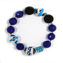 Carica l'immagine nel visualizzatore di Gallery, Bracciale elastico con pallina di ceramica dipinta a mano