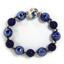 Carica l'immagine nel visualizzatore di Gallery, Bracciale elastico con pallina in ceramica dipinta a mano