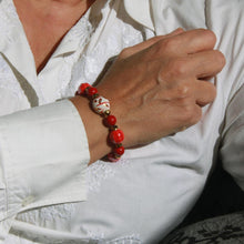Carica l'immagine nel visualizzatore di Gallery, Bracciale elastico con pallina in ceramica dipinta a mano