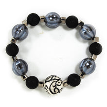 Carica l'immagine nel visualizzatore di Gallery, Bracciale elastico con pallina in ceramica dipinta a mano