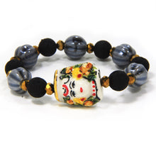Carica l'immagine nel visualizzatore di Gallery, Bracciale elastico con testa in ceramica dipinta a mano