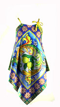 Carica l'immagine nel visualizzatore di Gallery, TOP PER DONNA PIASTRELLE LIMONE/MELOGRANO IN RASO DI COTONE 100% CON STAMPE ARTISTICHE CHE NASCONO DA QUADRI.