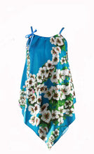 Carica l'immagine nel visualizzatore di Gallery, TOP PER DONNA FIORI DI MANDORLO IN RASO DI COTONE 100% CON STAMPE ARTISTICHE CHE NASCONO DA QUADRI.