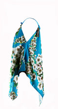 Carica l'immagine nel visualizzatore di Gallery, TOP PER DONNA FIORI DI MANDORLO IN RASO DI COTONE 100% CON STAMPE ARTISTICHE CHE NASCONO DA QUADRI.