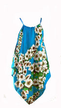 Carica l'immagine nel visualizzatore di Gallery, TOP PER DONNA FIORI DI MANDORLO IN RASO DI COTONE 100% CON STAMPE ARTISTICHE CHE NASCONO DA QUADRI.