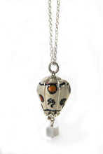 Carica l'immagine nel visualizzatore di Gallery, Ciondolo mongolfiera in ceramica dipinta a mano