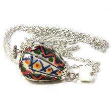 Carica l'immagine nel visualizzatore di Gallery, Ciondolo a forma di mongolfiera con ceramica dipinta a mano