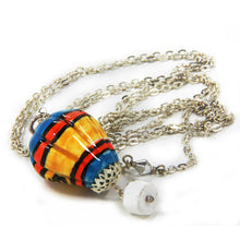 Carica l'immagine nel visualizzatore di Gallery, Ciondolo mongolfiera in ceramica dipinta a mano