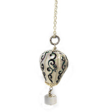 Carica l'immagine nel visualizzatore di Gallery, Ciondolo mongolfiera in ceramica dipinta a mano