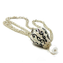 Carica l'immagine nel visualizzatore di Gallery, Ciondolo mongolfiera in ceramica dipinta a mano