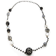 Long necklace with flowers in Black & white