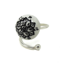 Load image into Gallery viewer, B&amp;W FLOWER RING
