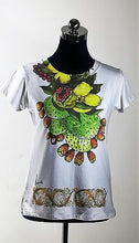 Load image into Gallery viewer, UNISEX T-SHIRT MODEL WITH SICILIAN PRICKLY PEARS 
